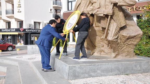 Öğretmenler Günü-Atatürk Anıtına Çelenk Sunumu ve Emir Çakabey Salonundaki Program