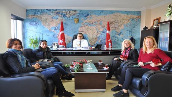 İlçemiz Cumhuriyet Halk Partisi Kadın Kolları başkan ve üyeleri 24 Kasım Öğretmenler Günü nedeniyle İlçe Milli Eğitim Müdürümüz Ahmet Vehbi KOÇ´u makamında ziyaret ettiler.