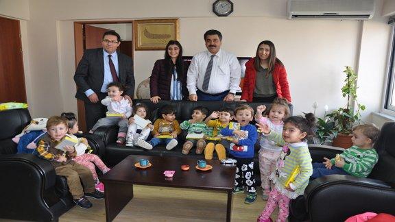 Mavi Balon Anaokulu eğitmen ve öğrencileri İlçe Milli Eğitim Müdürümüz Ahmet Vehbi KOÇ´u ziyaret ettiler.