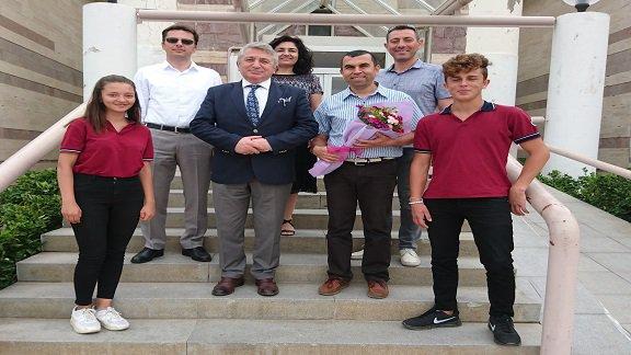 Çeşme Turizm ve Otelcilik Meslek Yüksekokulu Müdürü Prof.Dr Adnan TÜRKSOY´a Üniversitelerinin yıldönümü nedeniyle nezaket ziyareti