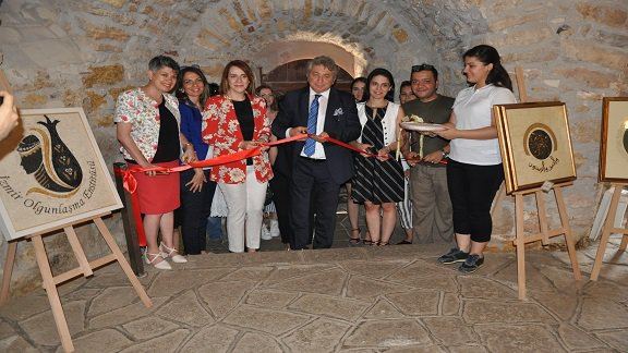 İzmir Olgunlaşma Enstitüsü´nün hazırladığı "Geçmişten Geleceğe Geleneksel Türk El Sanatları Sergisi" açılışı