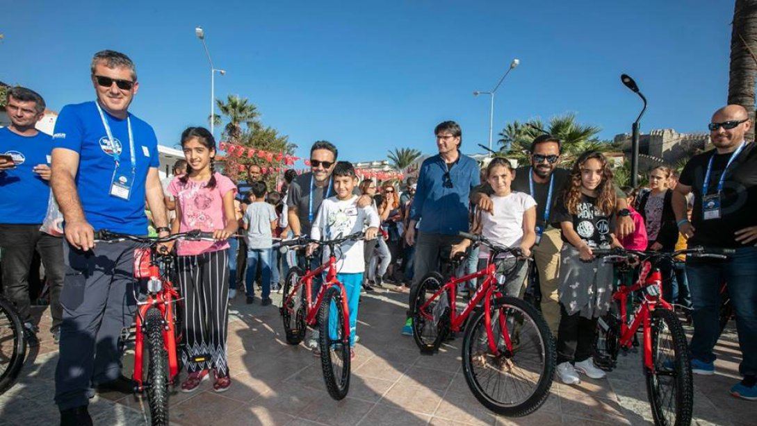 VELOTÜRK Bisiklet etkinliği ile 150 öğrencimize gıcır gıcır kırmızı bisikletler kazandırdık