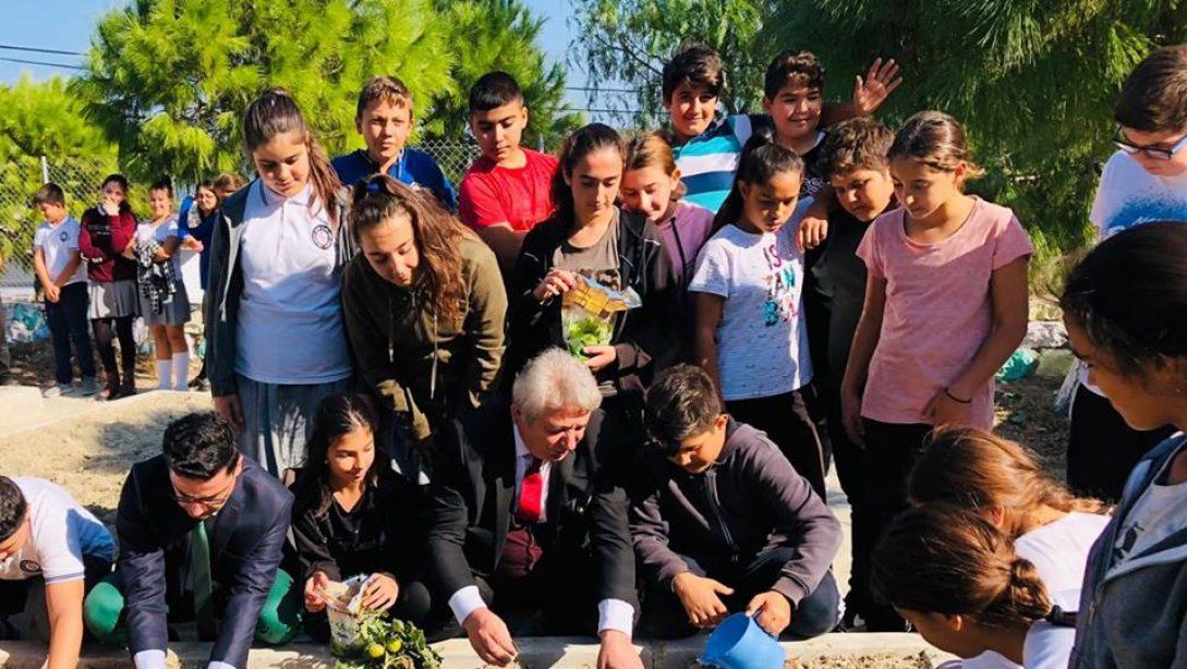 Süleyman Sami Sarı İlkokulu ve Ortaokulu bahçesinde öğrencilerle birlikte oluşturulan küçük tarım alanı