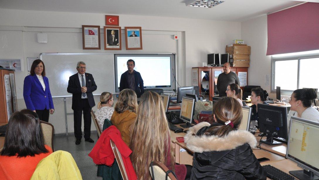 İzmir Ekonomi Üniversitesi Mühendislik Fakültesi Yazılım Mühendisliği Bölümü Öğretim Görevlisi Prof.Dr.Hüseyin AKCAN tarafından öğretmenlerimize Oyun Temelli Blok Kodlama Kursu verilmeye başlandı.