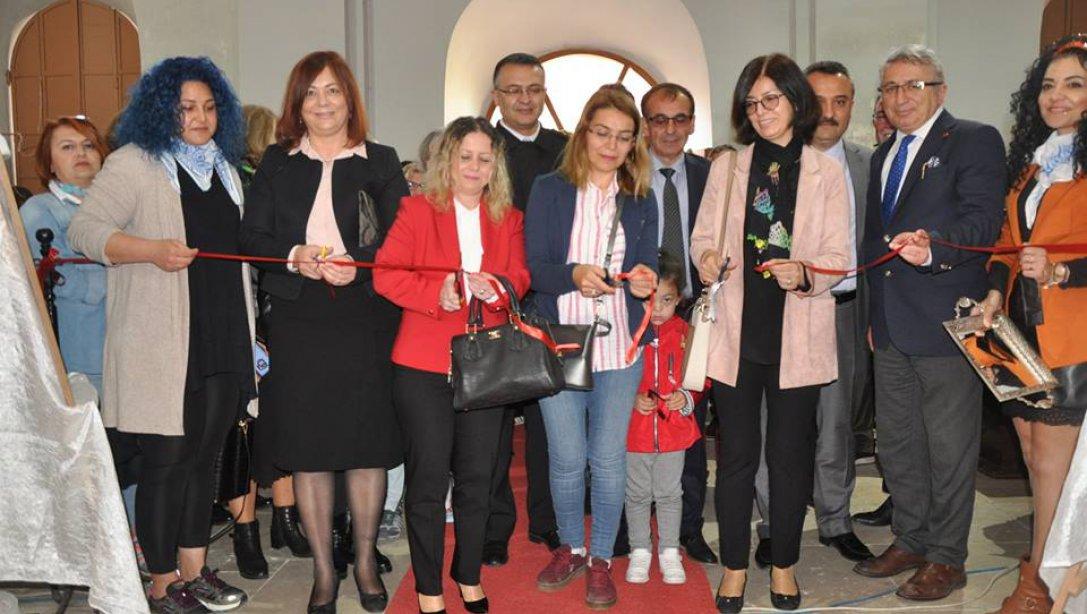 ÇİZGİ projesi kapsamında, Anadolu Selçuklu kültür ve sanat eserleri temalı Çeşme Halk Eğitimi Merkezi eğitmenleri ve kursiyerlerince hazırlanan sergi açılışı yapıldı. 15.04.2019