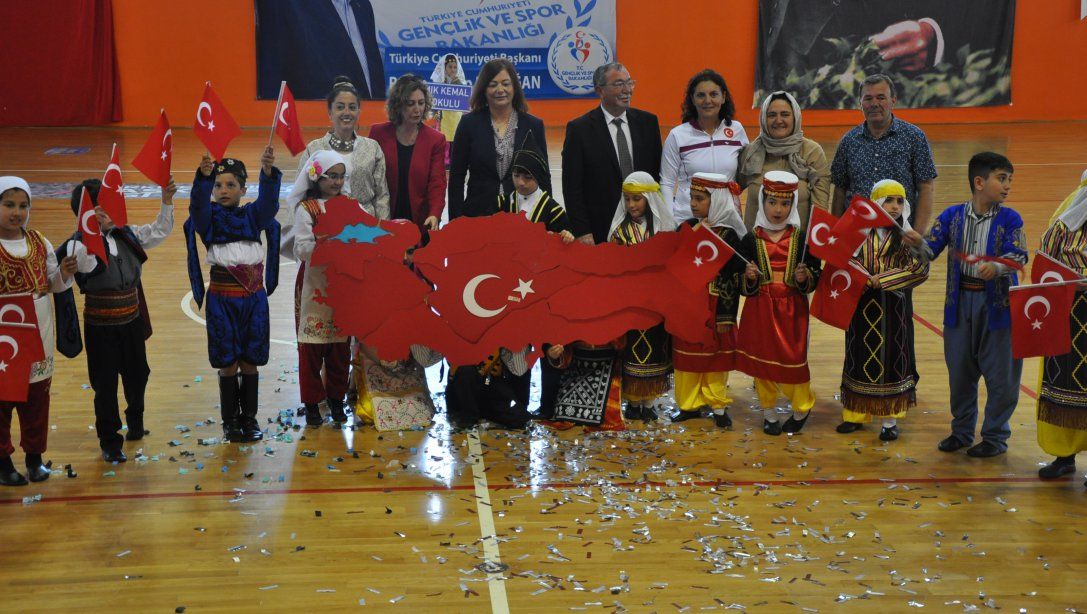 1.Çeşme Halk Oyunları Şenliği, Çeşme Gençlik ve Spor Müdürlüğü Kapalı Spor Salonunda yapıldı.24.04.2019