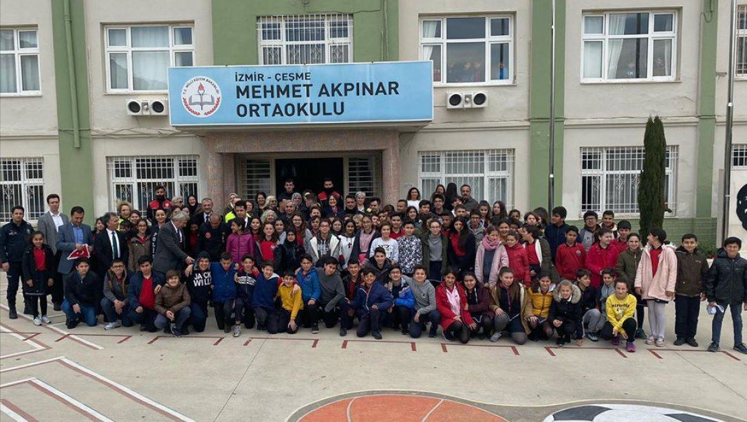 Tüm Emniyet Teşkilatı Mensupları Vazife Malülleri ve Şehit Aileleri Yardımlaşma ve Dayanışma Derneği üyelerinin Çeşme Mehmet Akpınar Ortaokuluna ziyareti