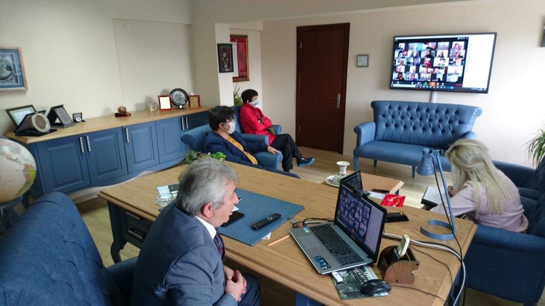 Çeşme İlçe Milli Eğitim Müdürü Şahan Çöker, Okul Müdürleriyle online toplantı yaptı. 07.04.2020