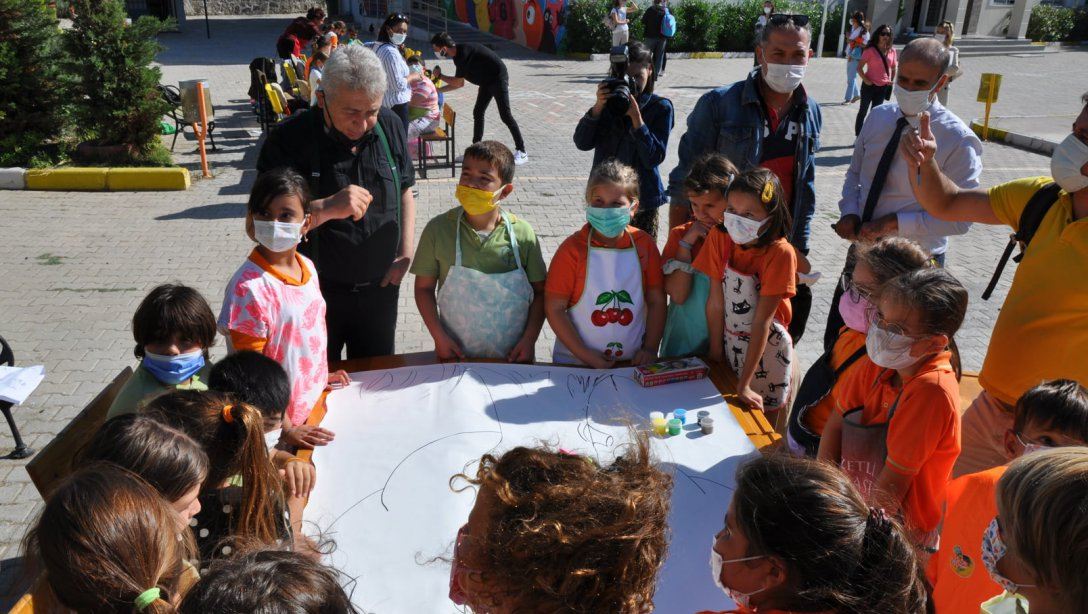 ÇİZGİ Projesi ve Alaçatı' da Dört Mevsim Sanat Projesi kapsamında 15 Eylül Mustafa Çapkan İlkokulu öğrencilerinin çalışmaları