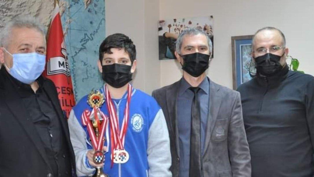 Türkiye Küçükler Takım Satranç Şampiyonasında da Türkiye 1. si olarak ikinci defa Ülkemizi Avrupa Şampiyonasında temsil hakkı kazanan öğrencimiz Egehan YILDIZ.