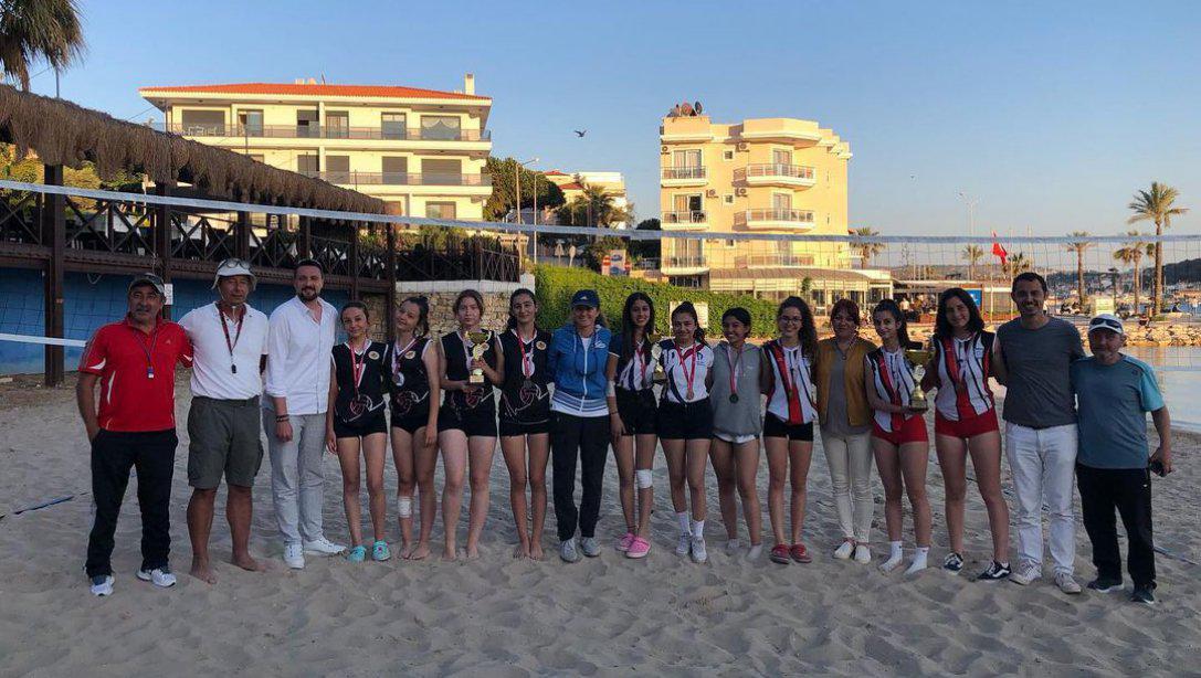 Genç Kızlar Plaj Voleybolu turnuvasında şampiyon olan Yaşar Eğitim ve Kültür Vakfı Anadolu Lisesi öğrencilerimizi kutluyoruz.