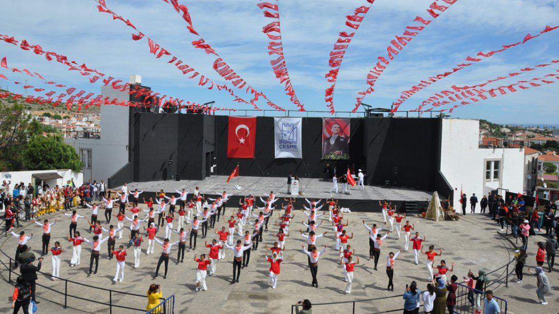 Çeşme Amfi Tiyatro'da 19 Mayıs Atatürk'ü Anma Gençlik ve Spor Bayramı Programı yapıldı