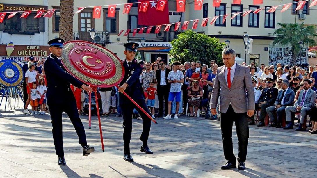 30 Ağustos Zafer Bayramı'nın 100. yılı, Çeşme Cumhuriyet Meydanı'nda gerçekleştirilen resmi törenle kutlandı.