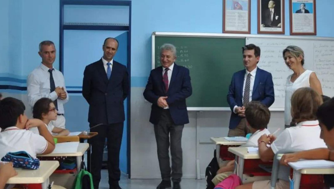 2022-2023 Eğitim Öğretim yılının ilk ders zilinde Çeşme Kaymakamımız Sayın Mehmet Maraşlı, İlçe Milli Eğitim Müdürümüz Şahan Çöker ile birlikte okul ziyaretlerinde bulundular.