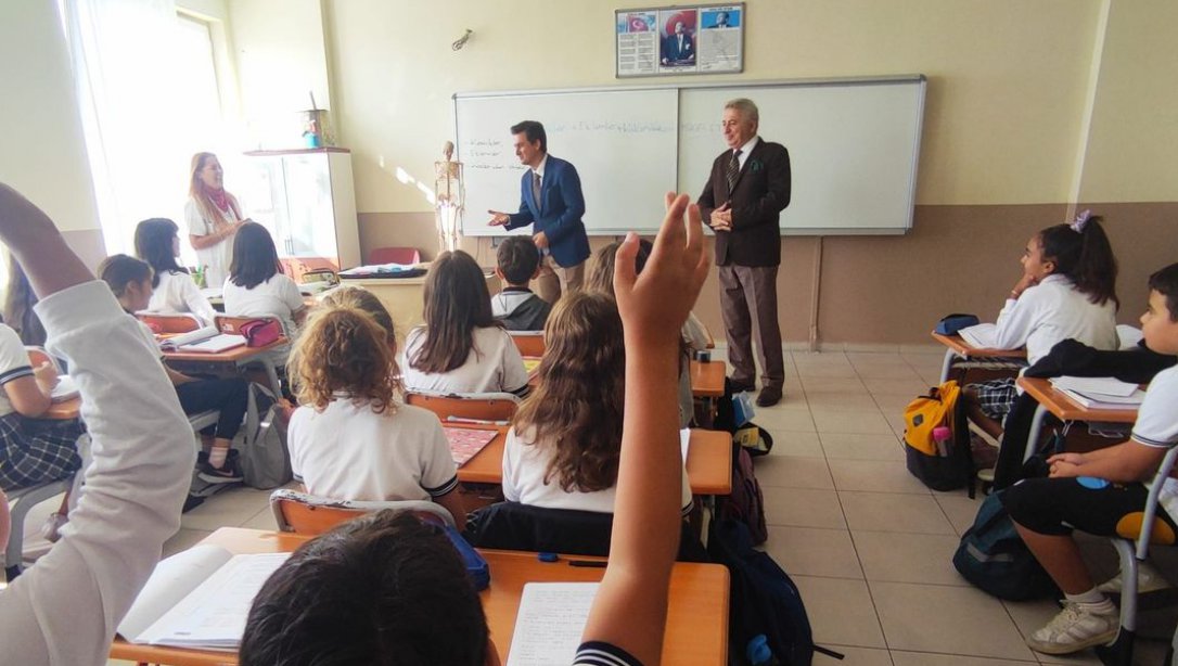 Çeşme Kaymakamımız Sayın Mehmet Maraşlı ve İlçe Milli Eğitim Müdürümüz Sayın Şahan Çöker ilçemiz İsmail Güral Ortaokuluna ziyarette bulundular.