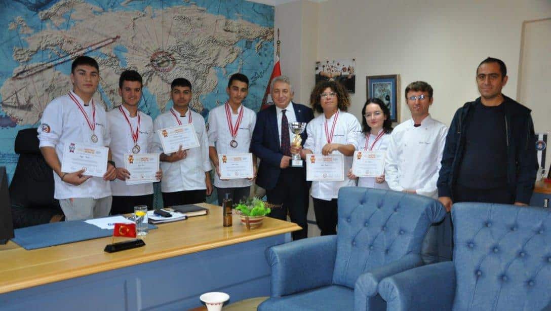İlçemiz Yahya Kerim Onart Mesleki ve Teknik Anadolu Lisesi öğrencilerimiz Antalya Uluslararası Gastronomi ve Mutfak Yıldızları yarışmasından ödül ve kupalarla döndüler.