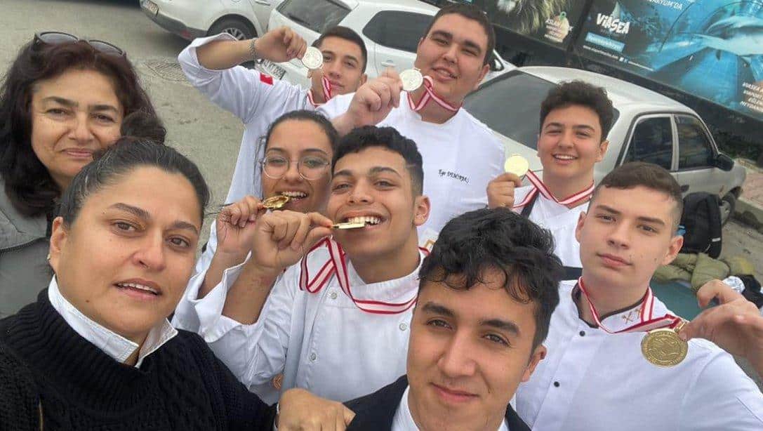 Çeşme Mesleki ve Teknik Anadolu Lisesi öğrencilerimiz, 19. Uluslararası İstanbul Mutfak Günleri Gastronomi Yarışmasından büyük başarılarla döndüler