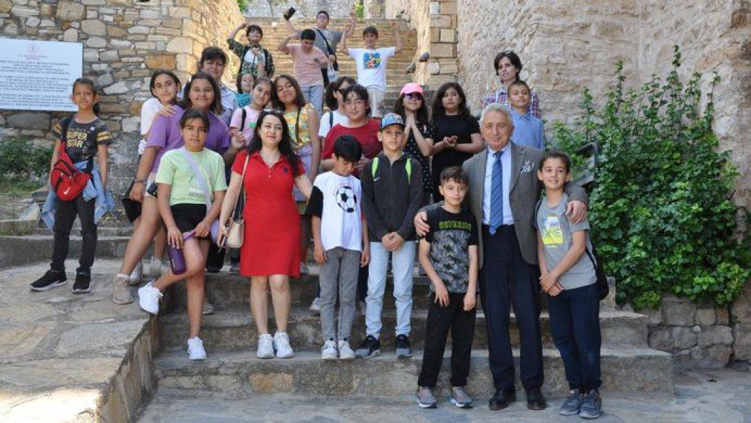 Müzeler Haftası etkinlikleri kapsamında ilçemiz Namık Kemal İlkokulu 4. Sınıf öğrencileri Çeşme Kalesini gezdiler