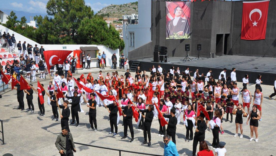 19 Mayıs Atatürk'ü Anma, Gençlik ve Spor Bayramı Çeşme Cumhuriyet Meydanında çelenk sunumu sonrası Amfi Tiyatro'da törenle kutlandı