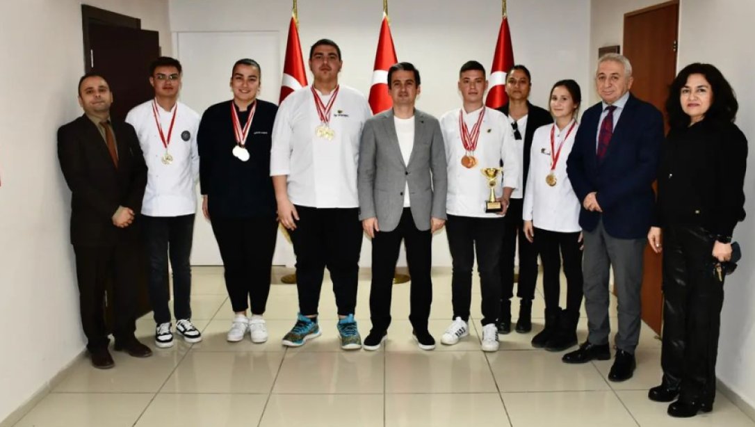 Çeşme Mesleki ve Teknik Anadolu Lisesi öğrencileri ve öğretmenleri, Kaymakamımız Sayın Mehmet Maraşlı ve İlçe Milli Eğitim Müdürümüz Sayın Şahan Çöker' i ziyaret ettiler. 