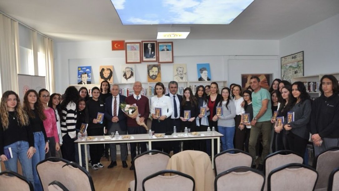 Aralık ayı Kitap ile Sohbet etkinliği Hacı Murat-Hatice Özsoy Anadolu Lisesi ev sahipliğinde, Mehmet Culum'un Alaçatılı kitabı ile gerçekleştirildi.