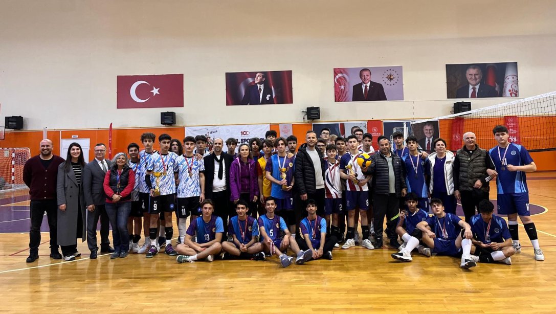 2023-2024 eğitim öğretim yılı Okul Sporları kapsamında gerçekleştirilen Genç Erkekler Voleybol turnuvası ödül töreni ile sona erdi.
