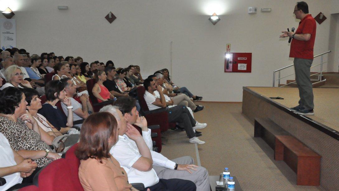 Öğretmenlerin Mesleki Çalışmalarındaki konuğumuz Prof.Dr.Halil EKŞİ -Kendini Geliştiren Öğretmen konulu seminere katıldı.
