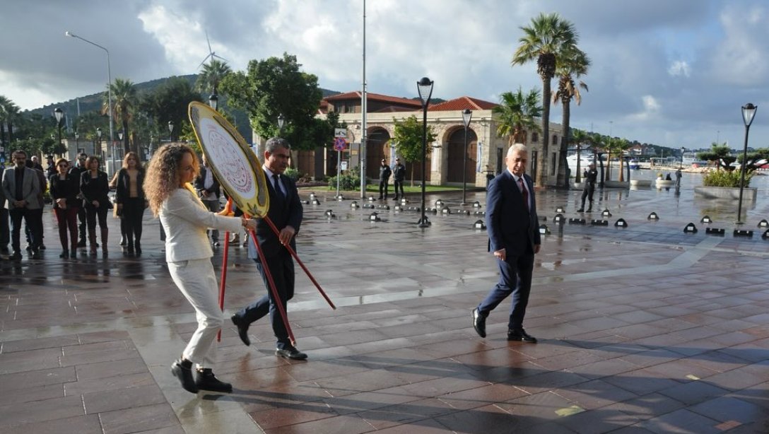 Çeşme Cumhuriyet Meydanı'nda Atatürk Anıtı'na Milli Eğitim Müdürümüz Sayın Şahan Çöker'in çelenk sunumu