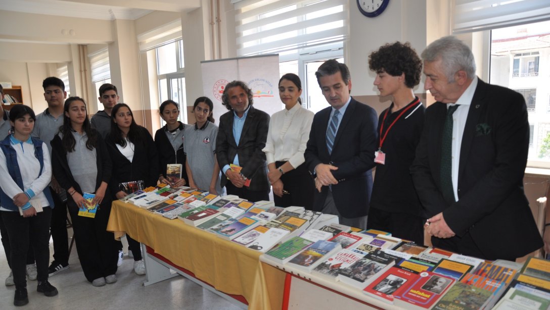 Çeşme Kaymakamlığı tarafından yürütülen Hayatın Anlamı Kitap Projesi kapsamında Çeşme Atatürk Anadolu Lisesinde yapılan kitap okuma etkinliği