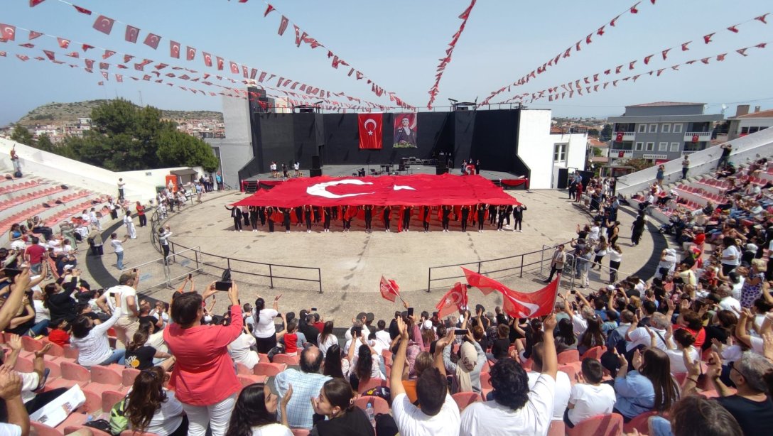 19 Mayıs Atatürk' ü Anma, Gençlik ve Spor Bayramımızın 105. yıl dönümü Çeşme' de coşkuyla kutlandı.