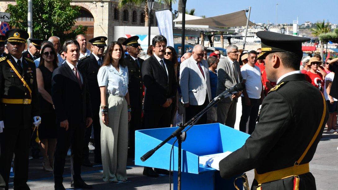 30 Ağustos Zafer Bayramının 102. yıldönümü Çeşme Kaymakamlık Makamında yapılan tebrikat sonrasında, Cumhuriyet Meydanında tören programı yapıldı.