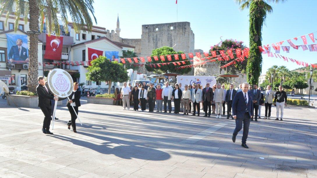 İlköğretim Haftası Tören Programı, Çeşme Cumhuriyet Meydanında Milli Eğitim Müdürümüz Şahan ÇÖKER'in Atatürk Anıtına çelenk sunumu ile başladı.