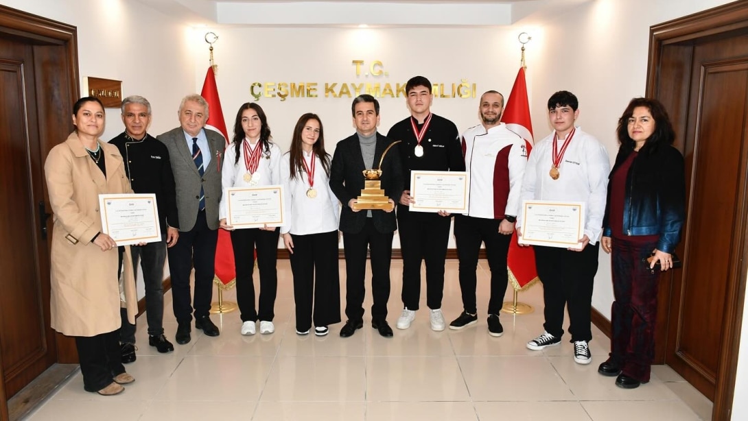 Çeşme Turizm Mesleki ve Teknik Anadolu Lisesi öğretmen ve öğrencileri, Uluslararası Gastronomi Festivali'nde kazandıkları şampiyonluğun ardından, Kaymakamımız Sayın Mehmet Maraşlı'yı makamında ziyaret ettiler.