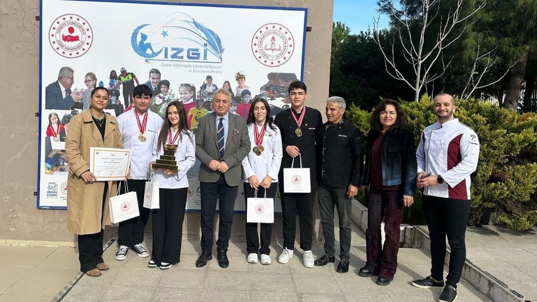 Çeşme Turizm Mesleki ve Teknik Anadolu Lisesi öğretmen ve öğrencileri, Uluslararası Gastronomi Festivali'nde kazandıkları şampiyonluğun ardından, İlçe Milli Eğitim Müdürümüz Sayın Şahan Çöker'i makamında ziyaret ettiler.